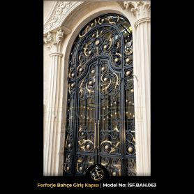 Kemerli mimarisiyle öne çıkan zarif ferforje bahçe giriş kapısı