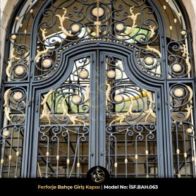 Ferforje bahçe giriş kapısında altın detaylar ve simetrik desenler