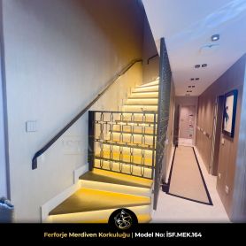Ferforje merdiven korkuluğu ve sarı led aydınlatmalı iç mekan tasarımı
