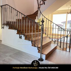 El işçiliğiyle üretilmiş ferforje merdiven korkuluğu, klasik villa iç mekânı için özel tasarım model ISF.MEK.169