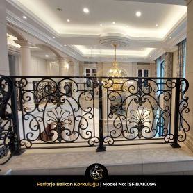 Lüks villa iç mekânında geniş açıdan görülen klasik siyah ferforje balkon korkuluğu modeli ISF.BAK.094