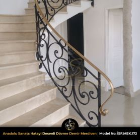 Anadolu sanatının hatayi ve rumi motifleriyle bezenmiş, el dövmesi ferforje merdiven korkuluğu. Pirinç küpeşte detaylı, klasik ve lüks iç mekan tasarımı.