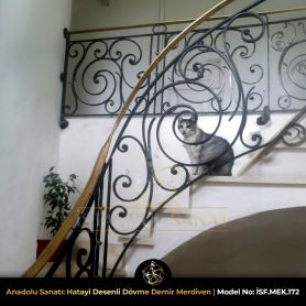 Klasik ferforje merdiven korkuluğu detayında el dövmesi volüt ve spiral formlar. İstanbul Sanat Ferforje butik üretim demir işleme sanatı.