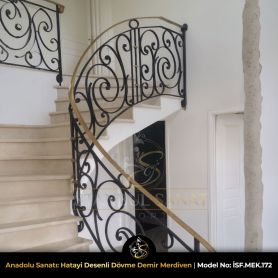Döner merdiven yapısına uygun form verilmiş, hatayi desenli lüks ferforje merdiven korkuluğu. Mimari projeler için özel üretim dövme demir.
