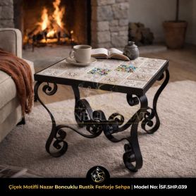 Rustik tarzda dövme demir ferforje sehpa, çiçek motifli seramik karo ve nazar boncuklu dekoratif sehpa modeli İSF SHP 039 – İstanbul Sanat Ferforje