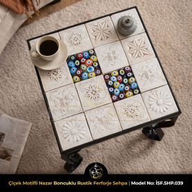 Seramik karo çiçek motifli ve nazar boncuklu rustik ferforje sehpa üstten görünüm – İstanbul Sanat Ferforje İSF.SHP.039