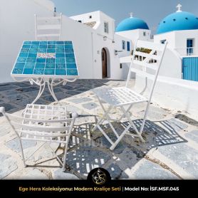 Santorini mimarisiyle uyumlu, beyaz ferforje ayaklı ve turkuaz çini tablalı lüks bahçe mobilyası takımı