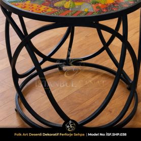 Özel tasarım el boyaması folk art desenli seramik tablalı ferforje sehpa detayı – el işçiliği dövme demir dekoratif sehpa