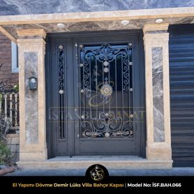 El yapımı dövme demir lüks villa bahçe kapısı, altın varaklı rozet detayları ve neoklasik ferforje tasarımı ile taş sütunlu giriş.
