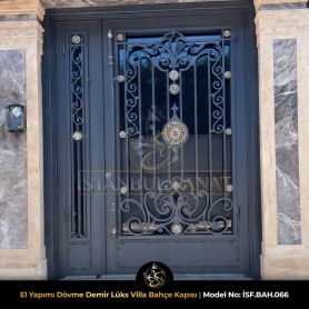 Özel tasarım ferforje bahçe kapısı detay çekimi, elde dövülmüş demir motifler ve pirinç döküm aksesuarlar.