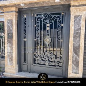 Klasik ve modern mimariye uygun, mermer söveli girişe monte edilmiş lüks ferforje villa kapısı.