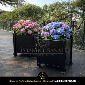 Monarch ferforje bahçe saksıları içinde ortanca çiçekleri ile lüks villa bahçesi peyzaj tasarımı