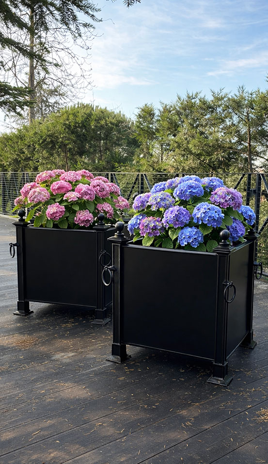 Lüks bahçe tasarımı için ferforje bahçe aksesuarları, dekoratif saksılar ve peyzaj düzenleme örneği