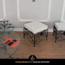 Klasik motifli ferforje minderli puf. Salon dekorasyonu, iç mimar projeleri ve cafe tasarımları için dekoratif oturma pufu
