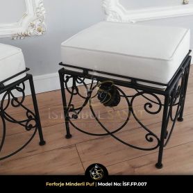 El işçiliği ferforje detaylı minderli puf. Lüks salon dekorasyonu ve mimari projeler için dekoratif oturma pufu