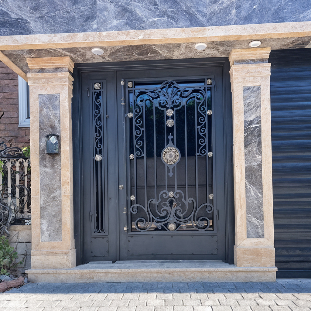 Mimari projeler için özel tasarım el yapımı ferforje villa bahçe giriş kapısı ve sanatsal dövme demir işçiliği.