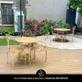 Pera el işçiliği ferforje ve ahşap tablalı lüks bahçe masa sandalye takımı, ahşap zeminli modern villa bahçesinde
