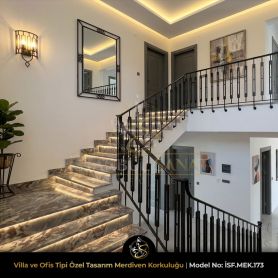İstanbul'da lüks bir villa girişinde, mermer basamakları LED aydınlatmalı ve siyah modern ferforje korkuluklu şık merdiven tasarımı
