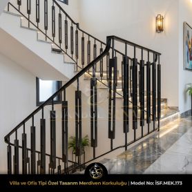 Dubleks bir villanın üst kat sahanlığından galeri boşluğuna bakan, siyah metal modern ferforje korkuluk sistemi ve mermer zemin